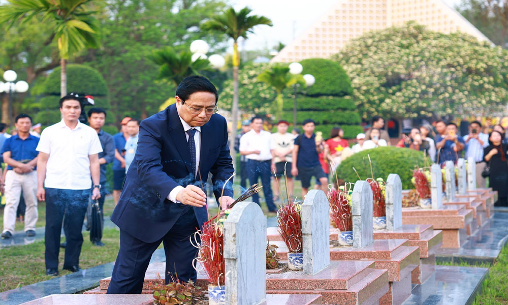 Thủ tướng Phạm Minh Chính dâng hương tưởng niệm các Anh hùng, liệt sĩ tại Điện Biên Phủ